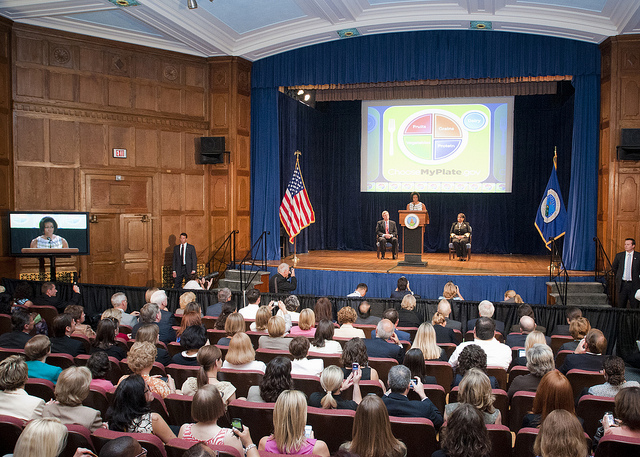 First Lady Michelle Obama announces new government food icon MyPlate (USDA photo by Lance Cheung) 2011_06_5790568017_39542e5a48_z