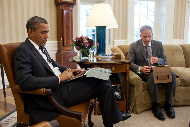 Photo: White House/Pete Souza 2012_08_obamacomputer