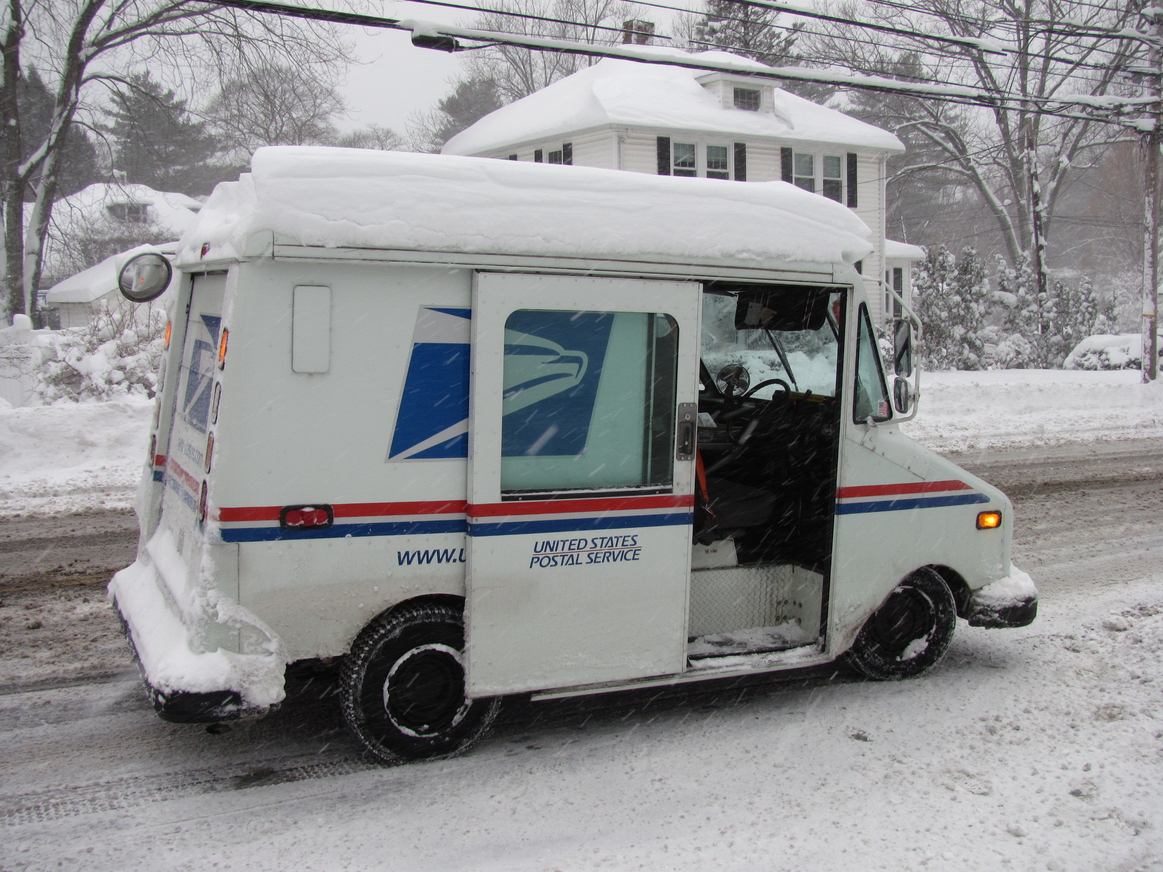 2014_06_USPS_Truck_in_Winter_Lexington_MA